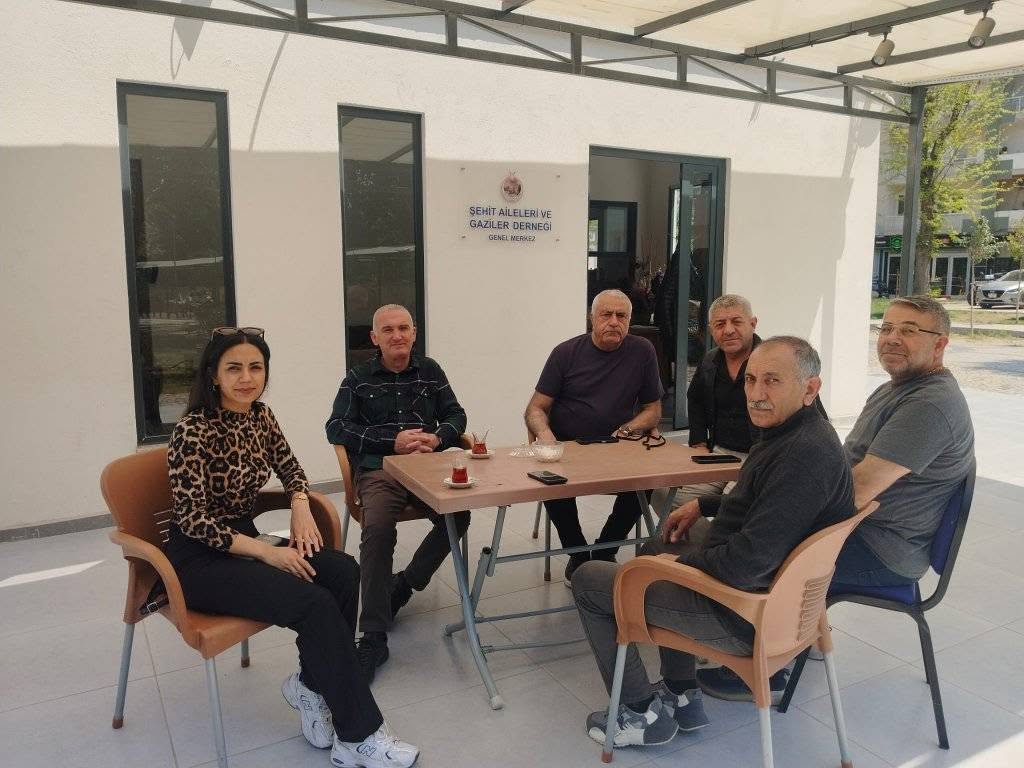 şehit aileleri ve gaziler derneğine ziyarette bulundular
